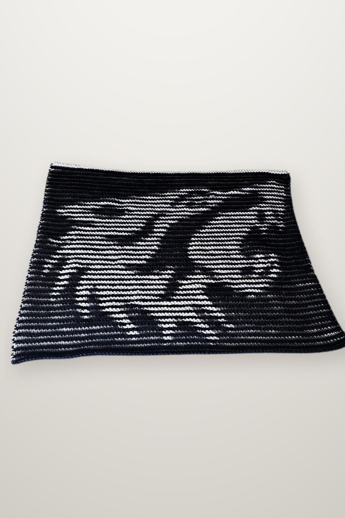 Kissen Dark One - Wolf, Strickmodell in einer weiteren Ansicht
