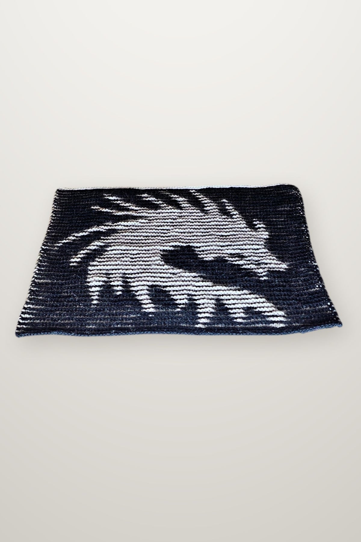 Kissen Iron Wrath - Drache, Strickmodell in einer weiteren Ansicht