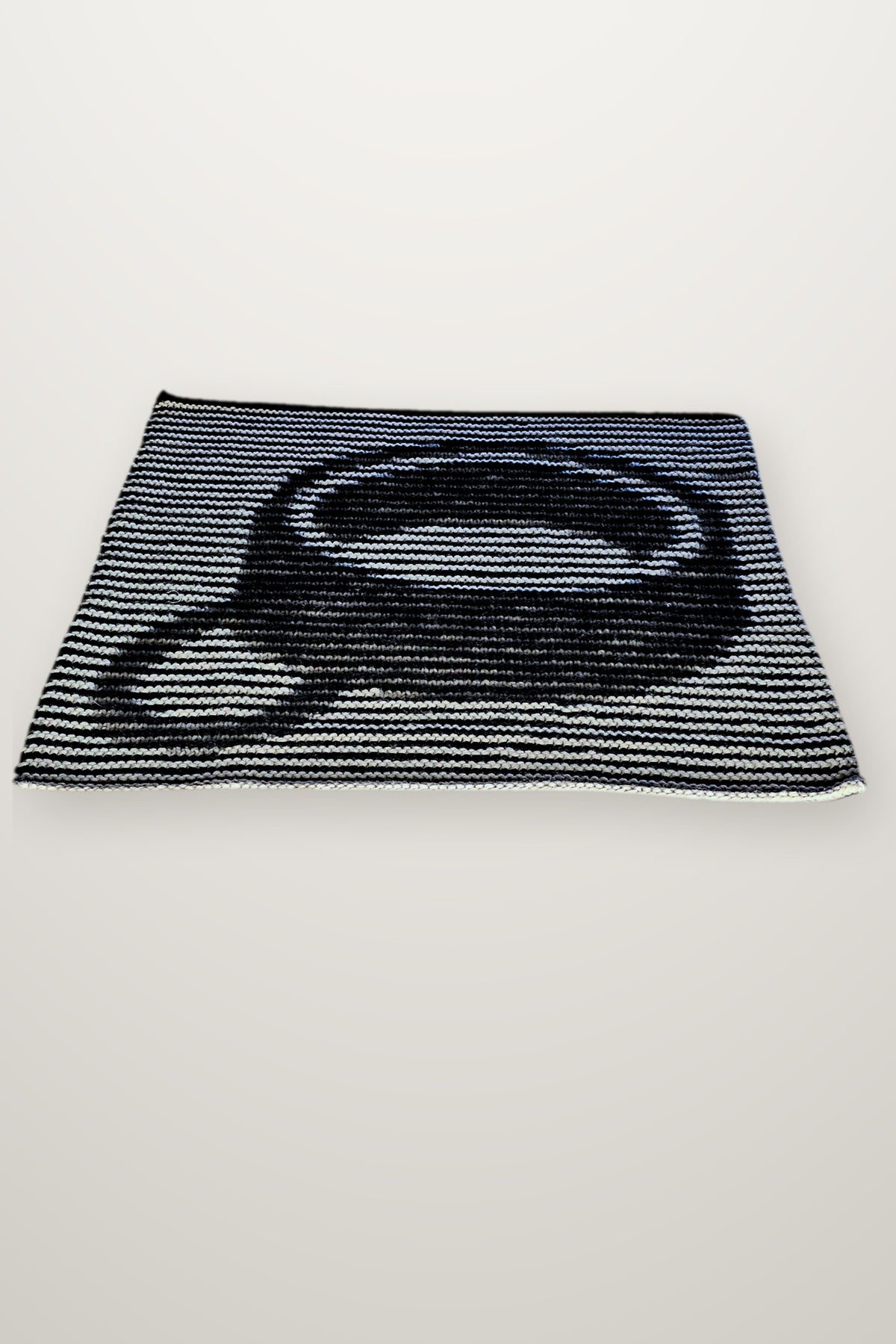 Kissen Obey, Strickmodell in einer weiteren Ansicht