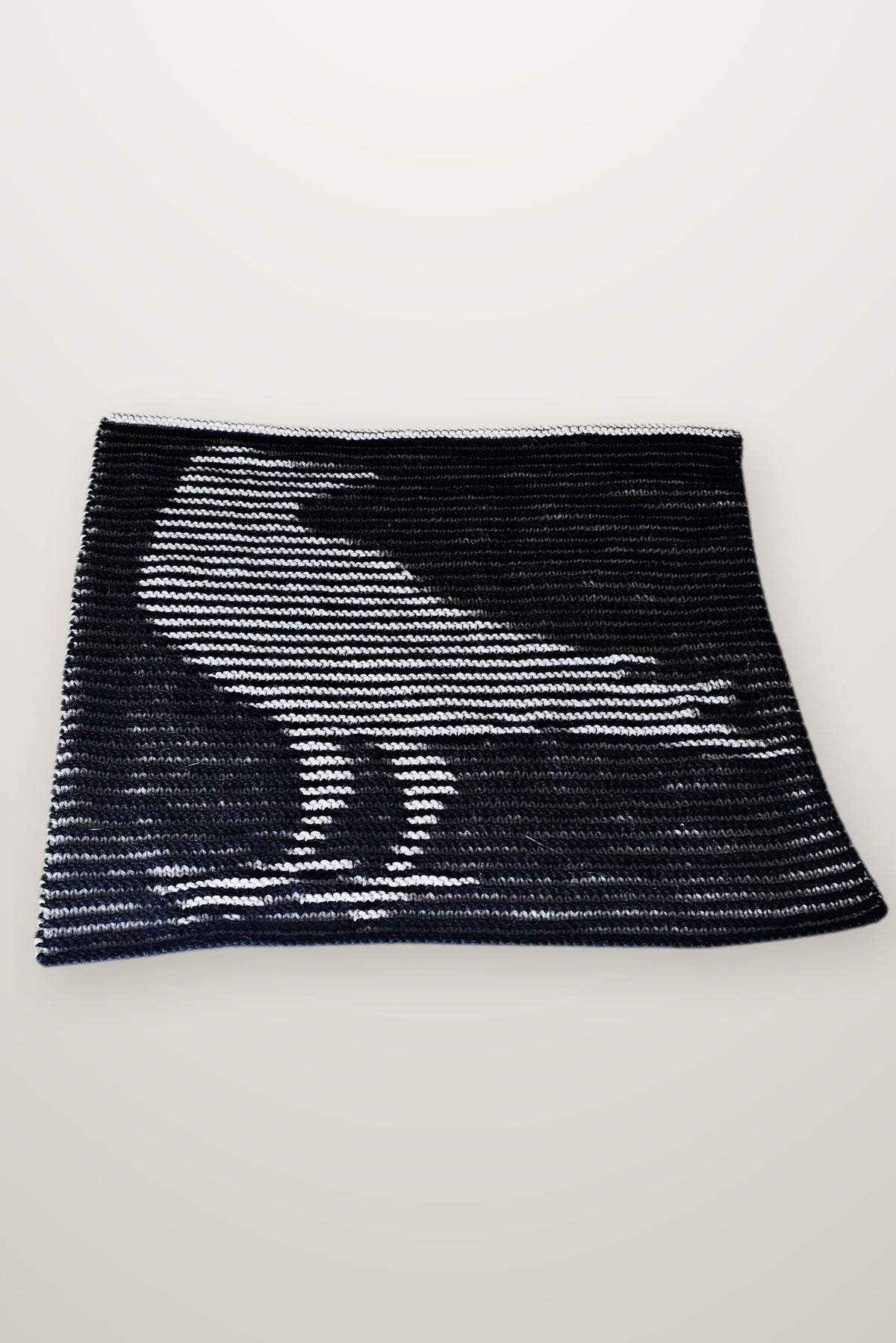 Kissen Obsidian King - Rabe, Strickmodell in einer weiteren Ansicht