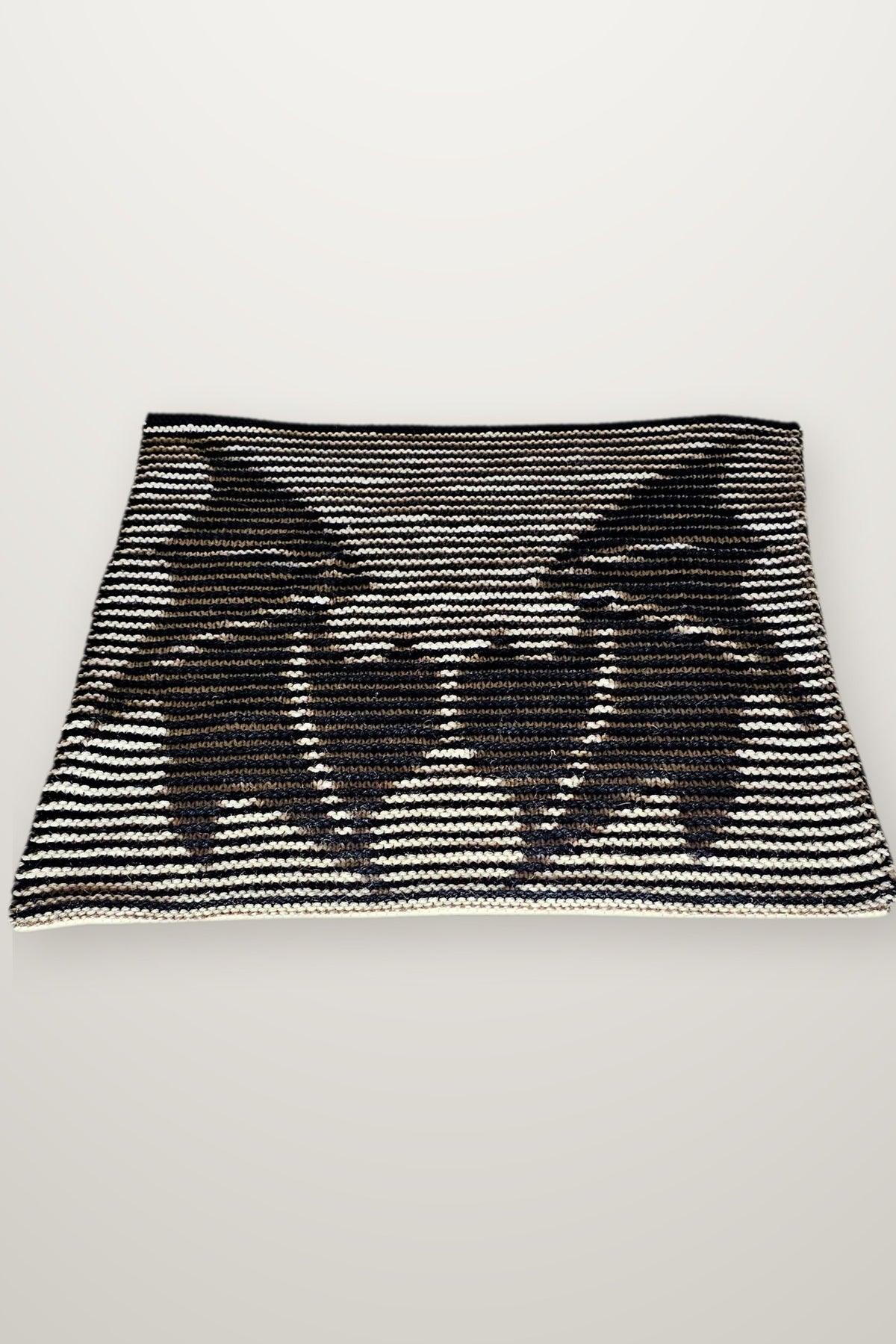 Kissen Obsidian Wings - Flügel, Strickmodell in einer weiteren Ansicht
