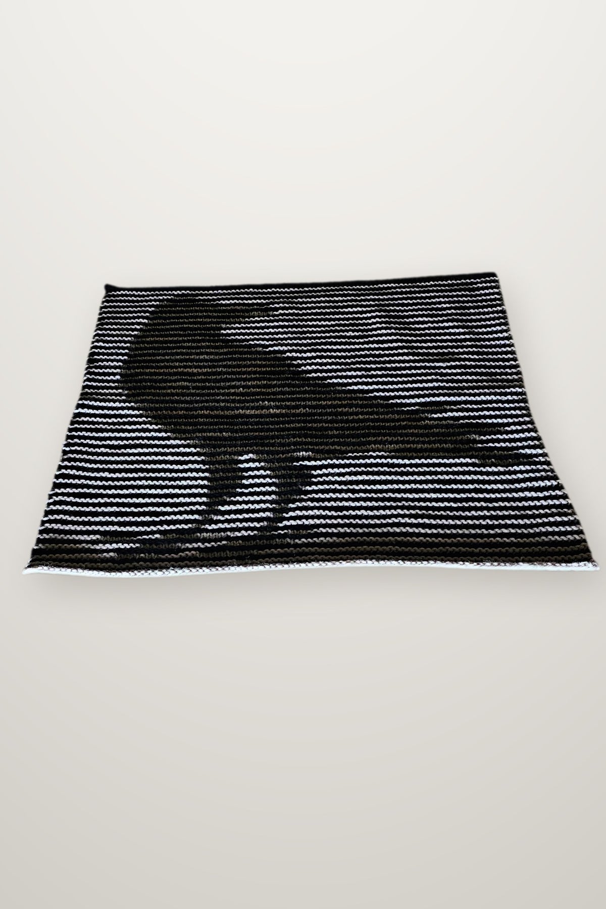 Kissen Raven - Rabe, Strickmodell in einer weiteren Ansicht