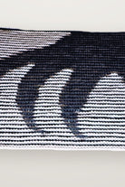 Kissen Seized by Claws - Krallen, Detail