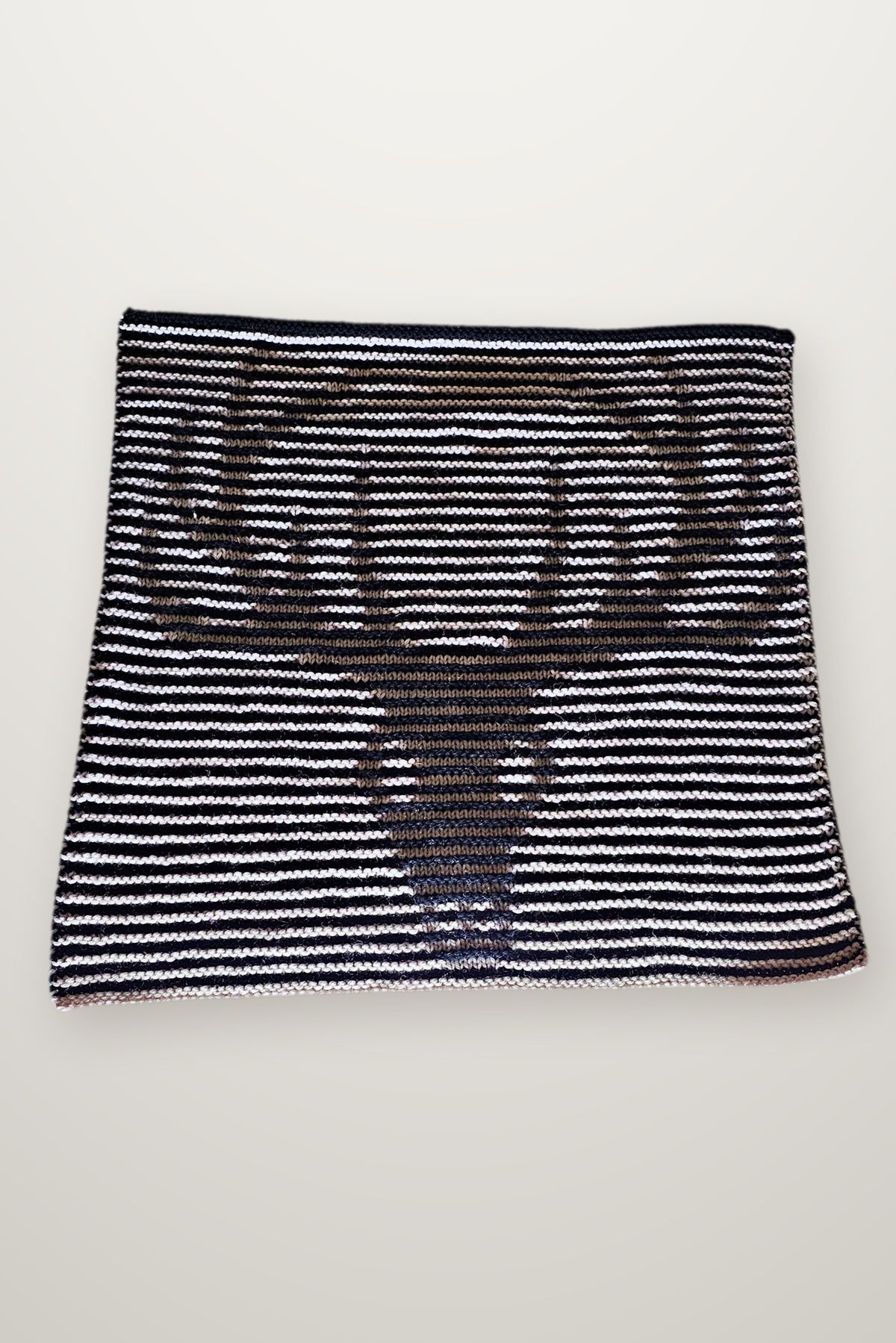 Kissen Soulbinder - Hirsch, Strickmodell in einer weiteren Ansicht