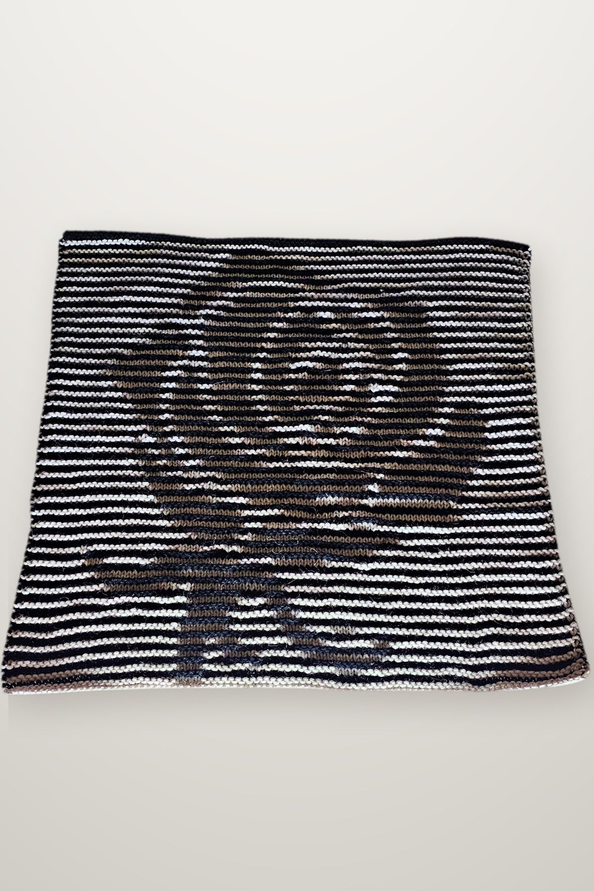 Kissen Thorned Embrace - Rose, Strickmodell in einer weiteren Ansicht