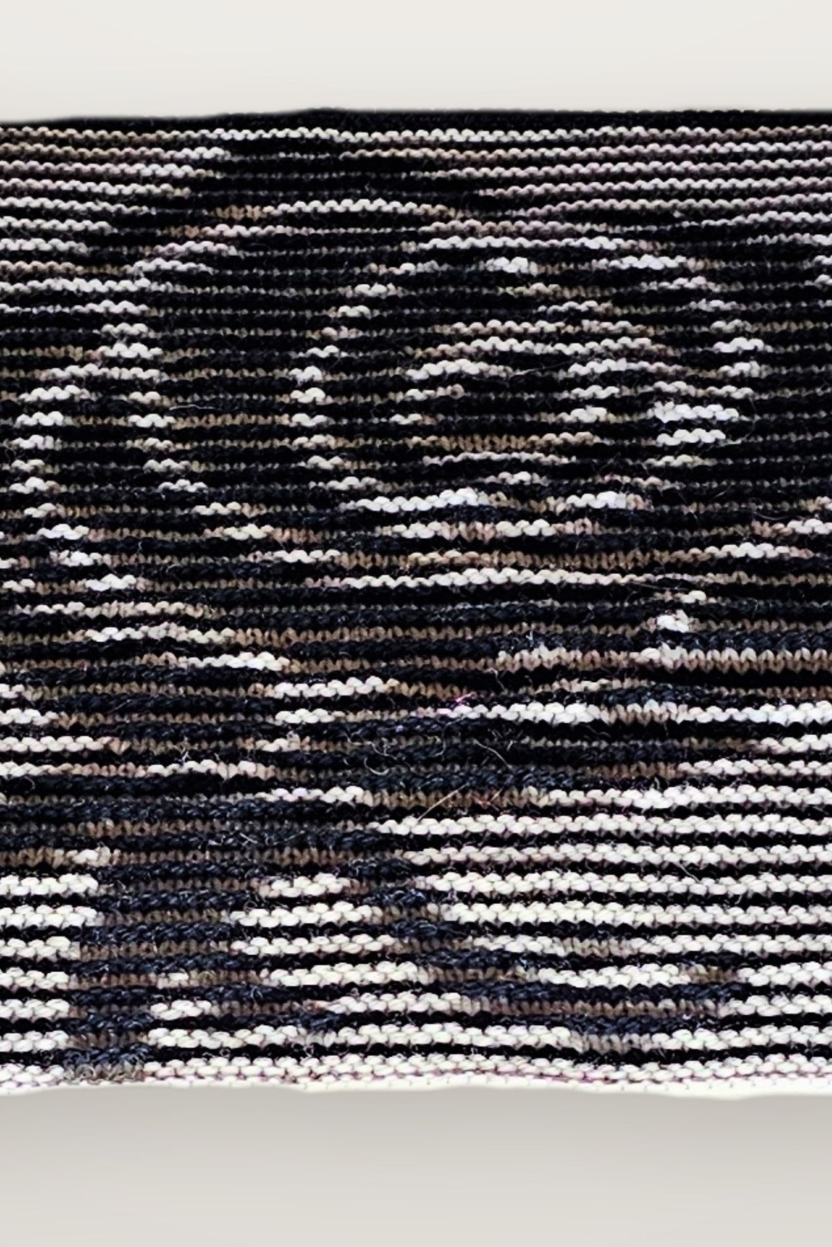 Kissen Thorned Embrace - Rose, Detail