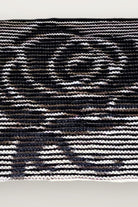 Kissen Thorned Embrace - Rose, Detail