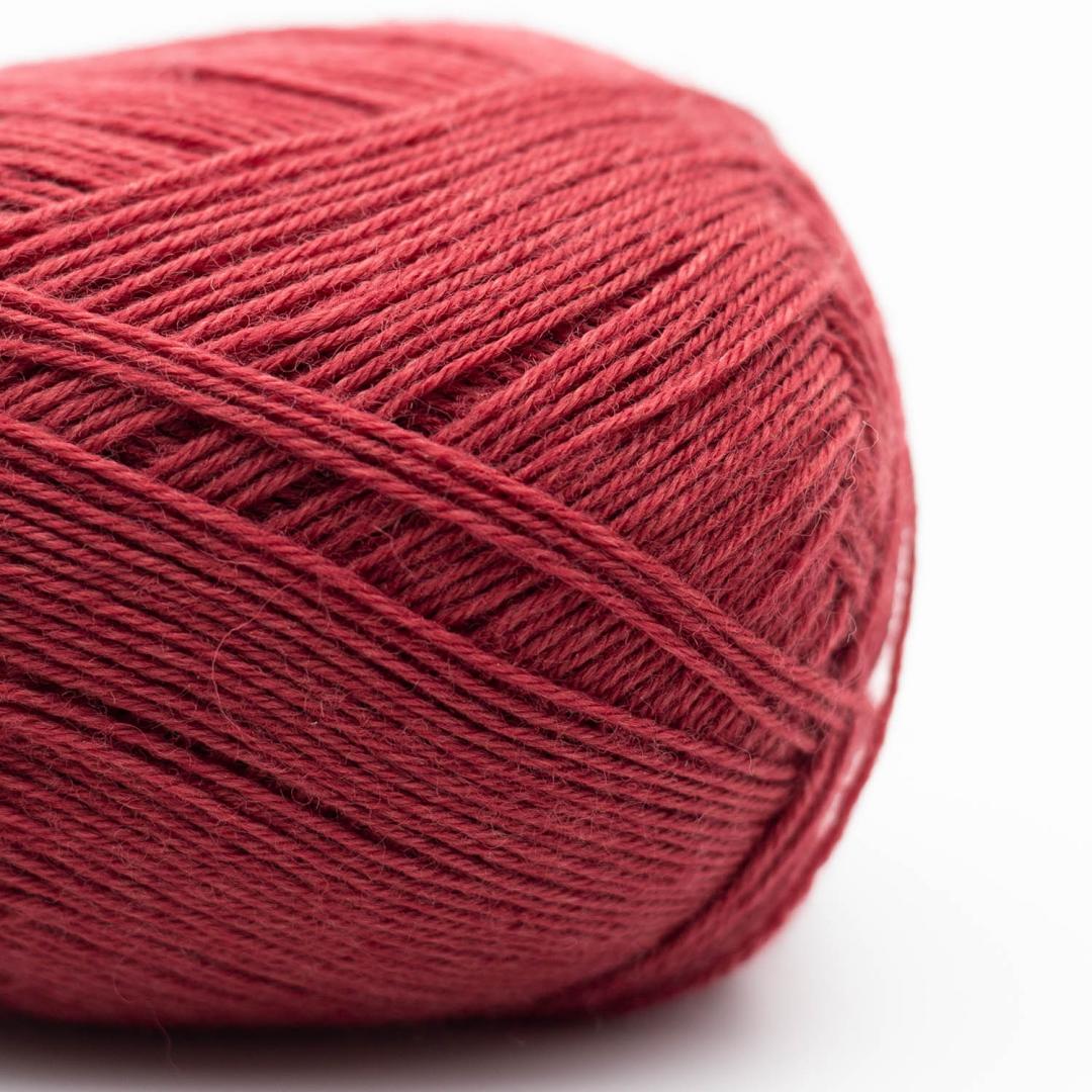 Kremke Edelweiss Classic 4fach 100g non-superwash, Farbe 410 Burgunder Rot: 75 % Wolle, 25 % Polyester