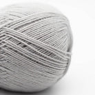 Kremke Edelweiss Classic 4fach 100g non-superwash, Farbe 423 Hellgrau: 75 % Wolle, 25 % Polyester