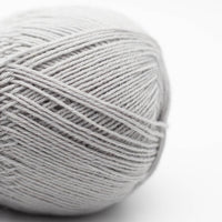Kremke Edelweiss Classic 4fach 100g non-superwash, Farbe 423 Hellgrau: 75 % Wolle, 25 % Polyester