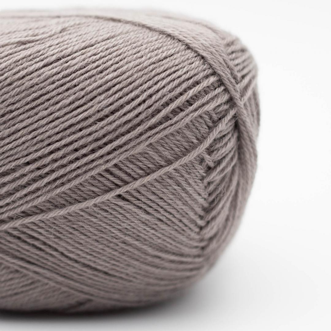 Kremke Edelweiss Classic 4fach 100g non-superwash, Farbe 424 Mittelgrau: 75 % Wolle, 25 % Polyester