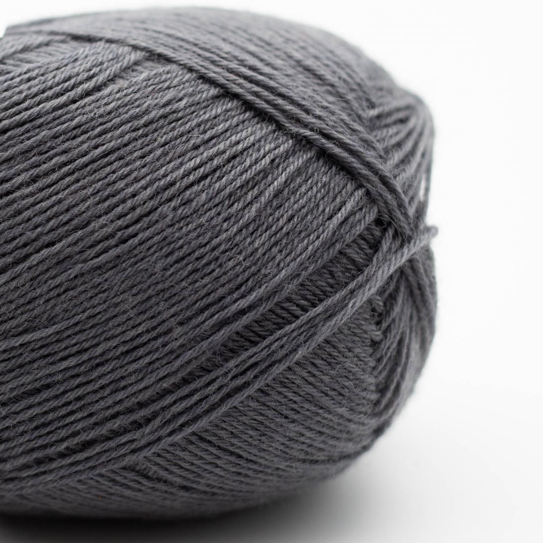 Kremke Edelweiss Classic 4fach 100g non-superwash, Farbe 425 Dunkelgrau: 75 % Wolle, 25 % Polyester