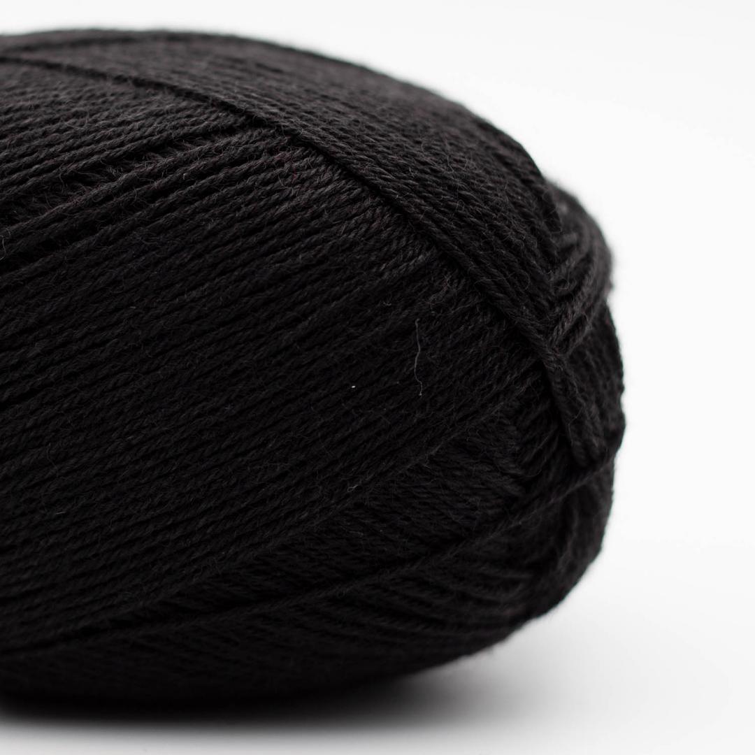 Kremke Edelweiss Classic 4fach 100g non-superwash, Farbe 426 Schwarz: 75 % Wolle, 25 % Polyester