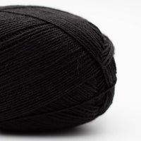 Kremke Edelweiss Classic 4fach 100g non-superwash, Farbe 426 Schwarz: 75 % Wolle, 25 % Polyester