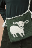 Mütze und Tasche Linnea, Detail Tasche mit Schafmotiv