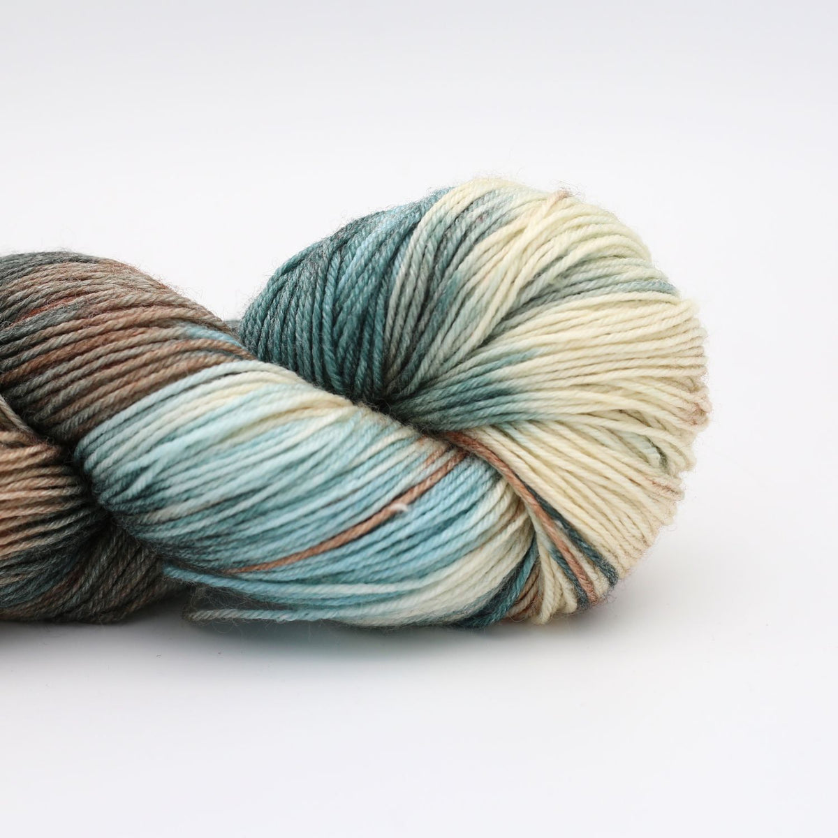 Manos del Uruguay Bambok, Farbe b9163 Trench: 70 % Merinowolle, 30 % Viskose aus Bambus