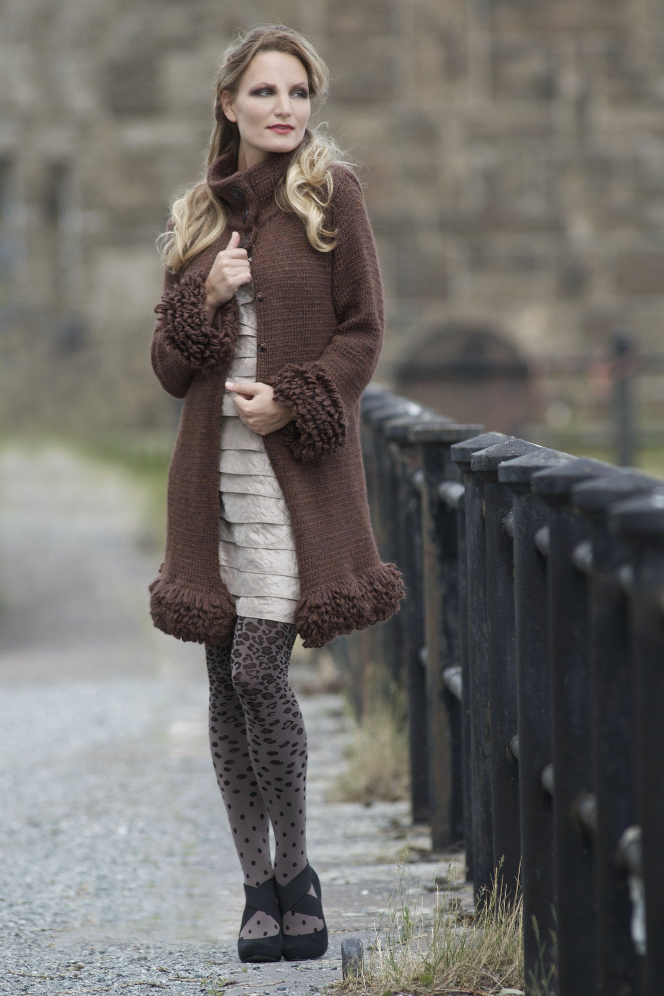 Mantel Sweet Chocolate, Strickanleitung, Schlingenmuster mit Schalkragen, Garn: Mirasol Sulka