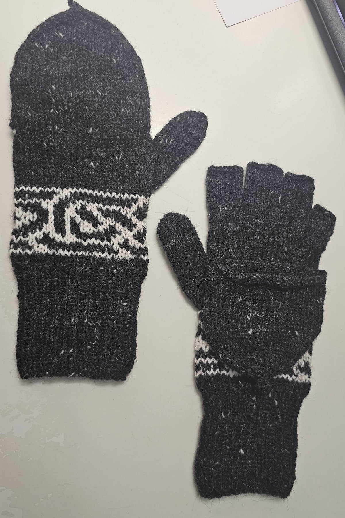 Marktfrauenhandschuhe Seized, Strickmodell in einer weiteren Ansicht