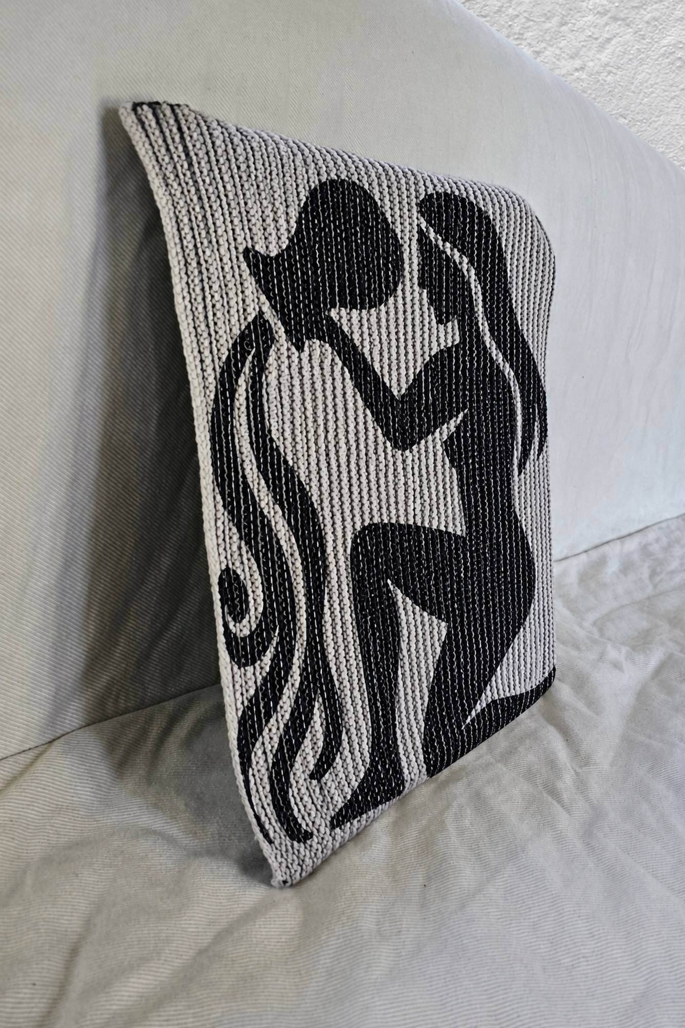 Schattenstrick-Kissen mit dem Motiv Aquarius, Sternzeichen Wassermann, zweifarbig gestrickt
