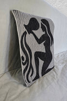 Schattenstrick-Kissen mit dem Motiv Aquarius, Sternzeichen Wassermann, zweifarbig gestrickt