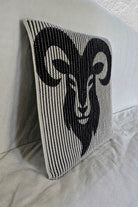 Schattenstrick-Kissen mit dem Motiv Aries, Sternzeichen Widder, zweifarbig gestrickt