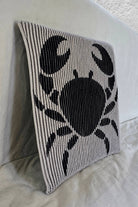 Schattenstrick-Kissen mit dem Motiv Cancer, Sternzeichen Krebs, zweifarbig gestrickt