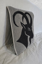 Schattenstrick-Kissen mit dem Motiv Capricorn, Sternzeichen Steinbock, zweifarbig gestrickt