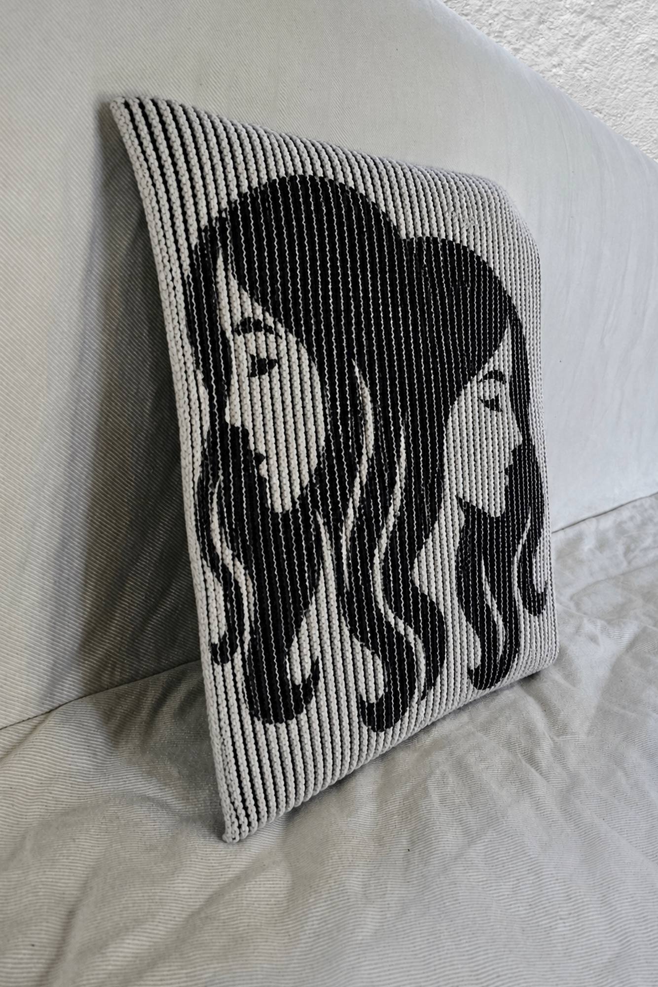 Schattenstrick-Kissen mit dem Motiv Gemini, Sternzeichen Zwillinge, zweifarbig gestrickt