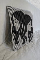 Schattenstrick-Kissen mit dem Motiv Gemini, Sternzeichen Zwillinge, zweifarbig gestrickt