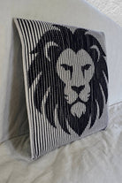 Schattenstrick-Kissen mit dem Motiv Leo, Sternzeichen Löwe, zweifarbig gestrickt