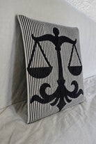 Schattenstrick-Kissen mit dem Motiv Libra, Sternzeichen Waage, zweifarbig gestrickt