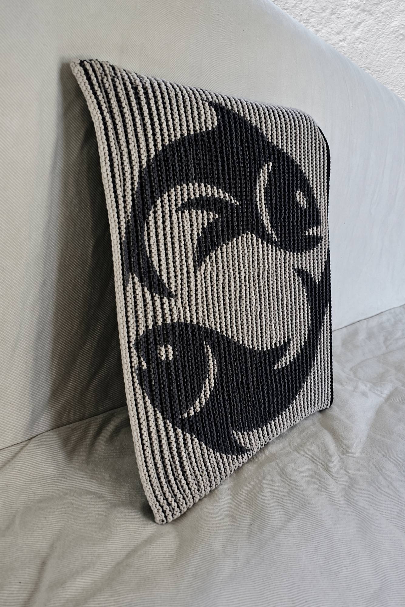 Schattenstrick-Kissen mit dem Motiv Pisces, Sternzeichen Fische, zweifarbig gestrickt