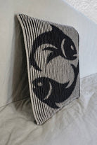 Schattenstrick-Kissen mit dem Motiv Pisces, Sternzeichen Fische, zweifarbig gestrickt