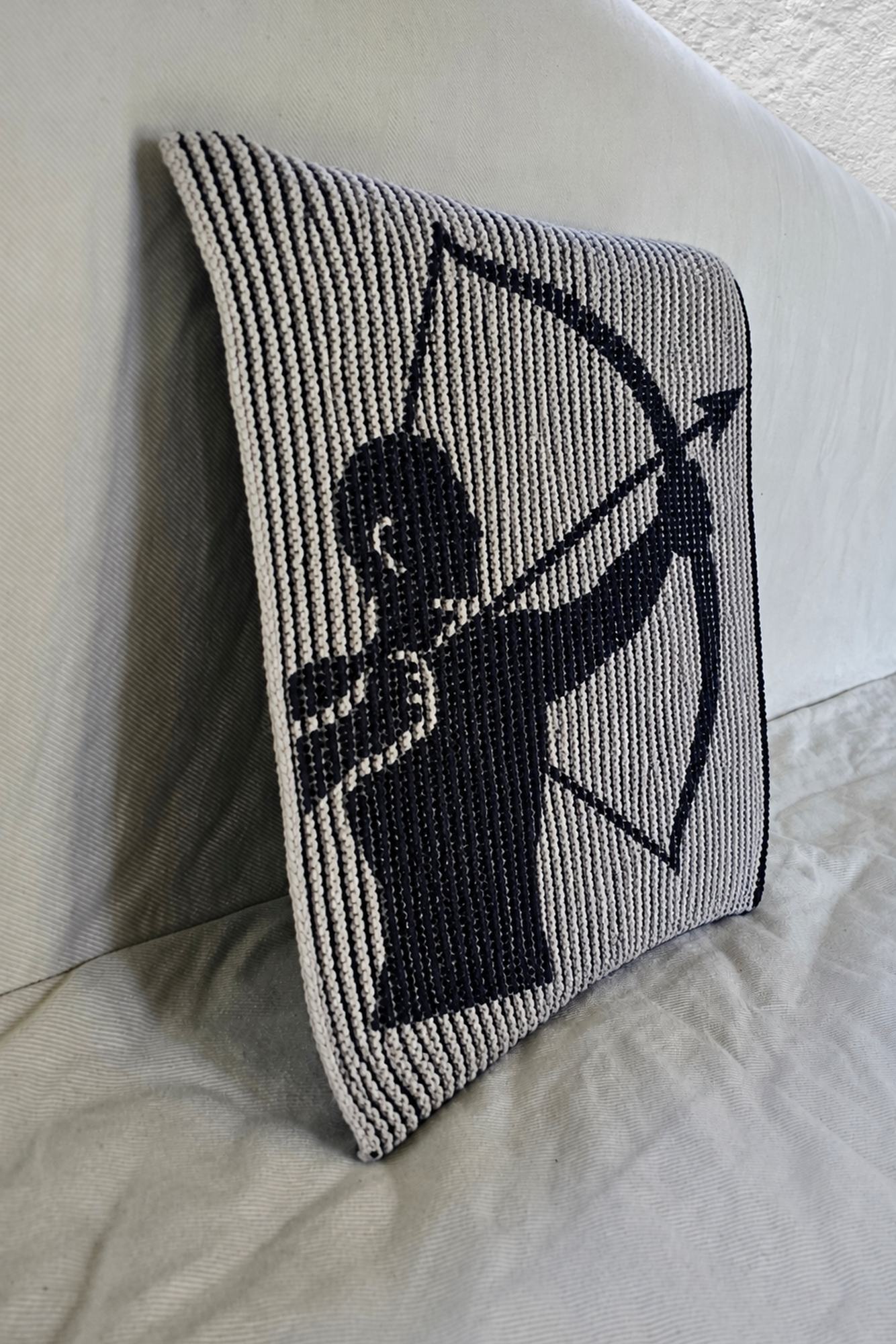 Schattenstrick-Kissen mit dem Motiv Sagittarius, Sternzeichen Schütze, zweifarbig gestrickt