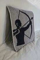 Schattenstrick-Kissen mit dem Motiv Sagittarius, Sternzeichen Schütze, zweifarbig gestrickt