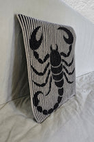Schattenstrick-Kissen mit dem Motiv Scorpio, Sternzeichen Skorpion, zweifarbig gestrickt