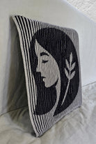 Schattenstrick-Kissen mit dem Motiv Virgo, Sternzeichen Jungfrau, zweifarbig gestrickt