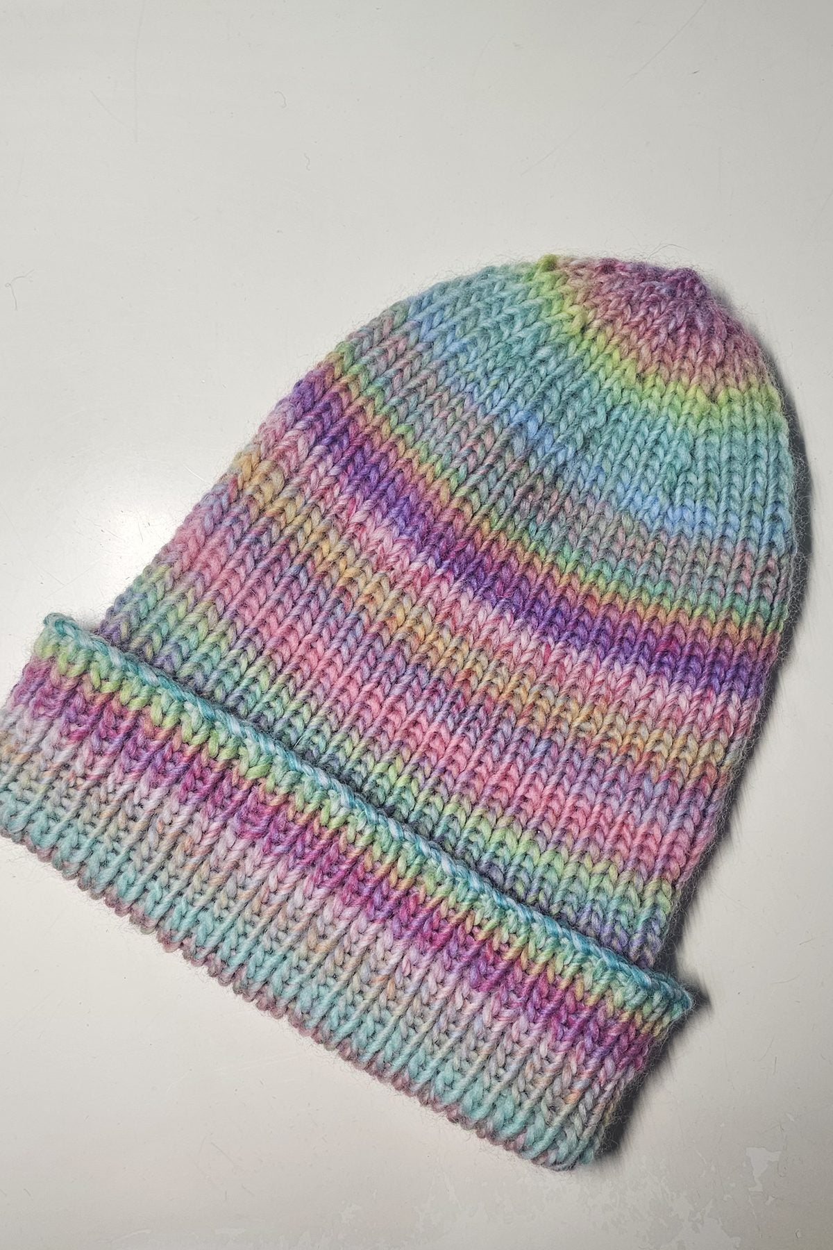 Mütze Lotta, Strickanleitung, Rippenmütze aus Kremke Color Crush in Farbe 104 Dopamine Dressing mit umgeschlagenem Rand