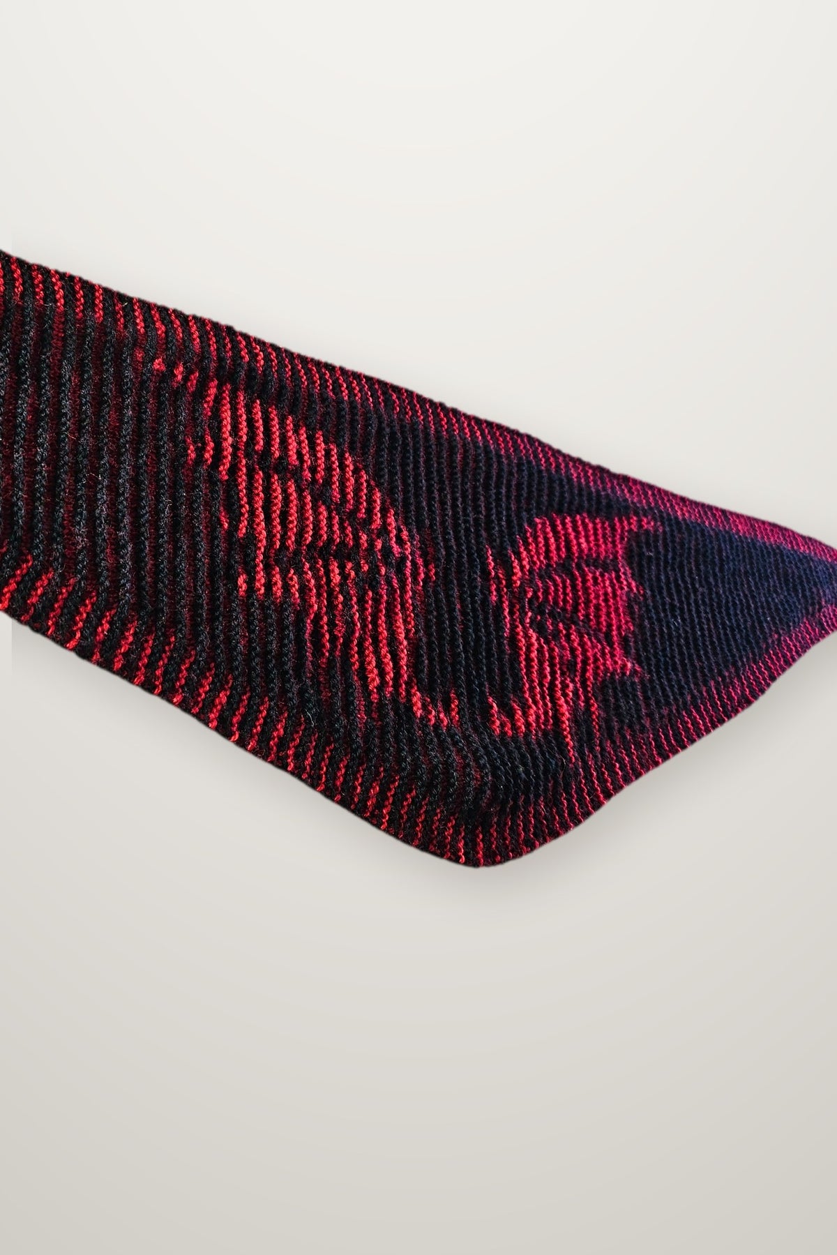 Nickituch Crimson Wings - Flügel, Strickmodell in einer weiteren Ansicht