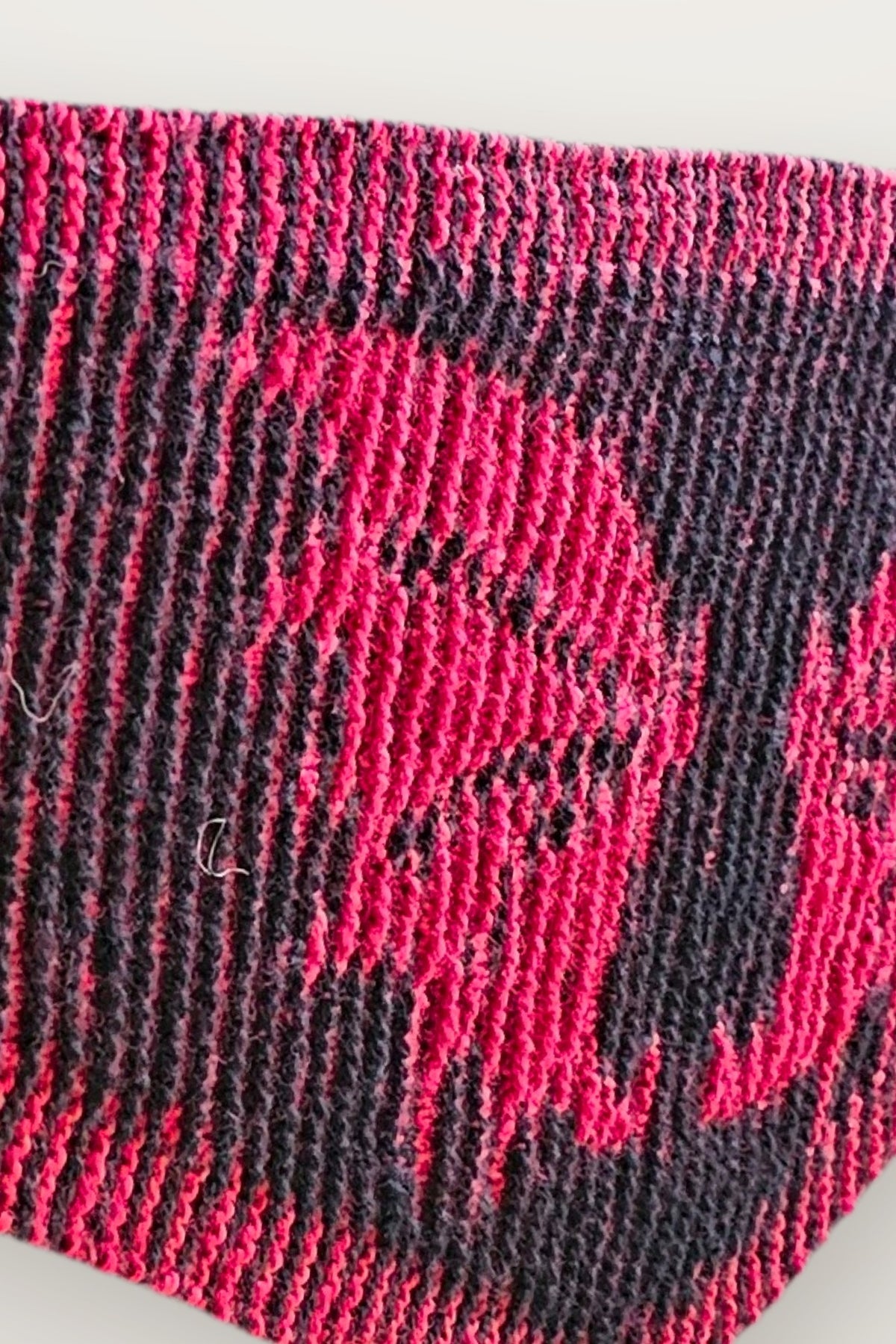 Nickituch Crimson Wings - Flügel, Detail