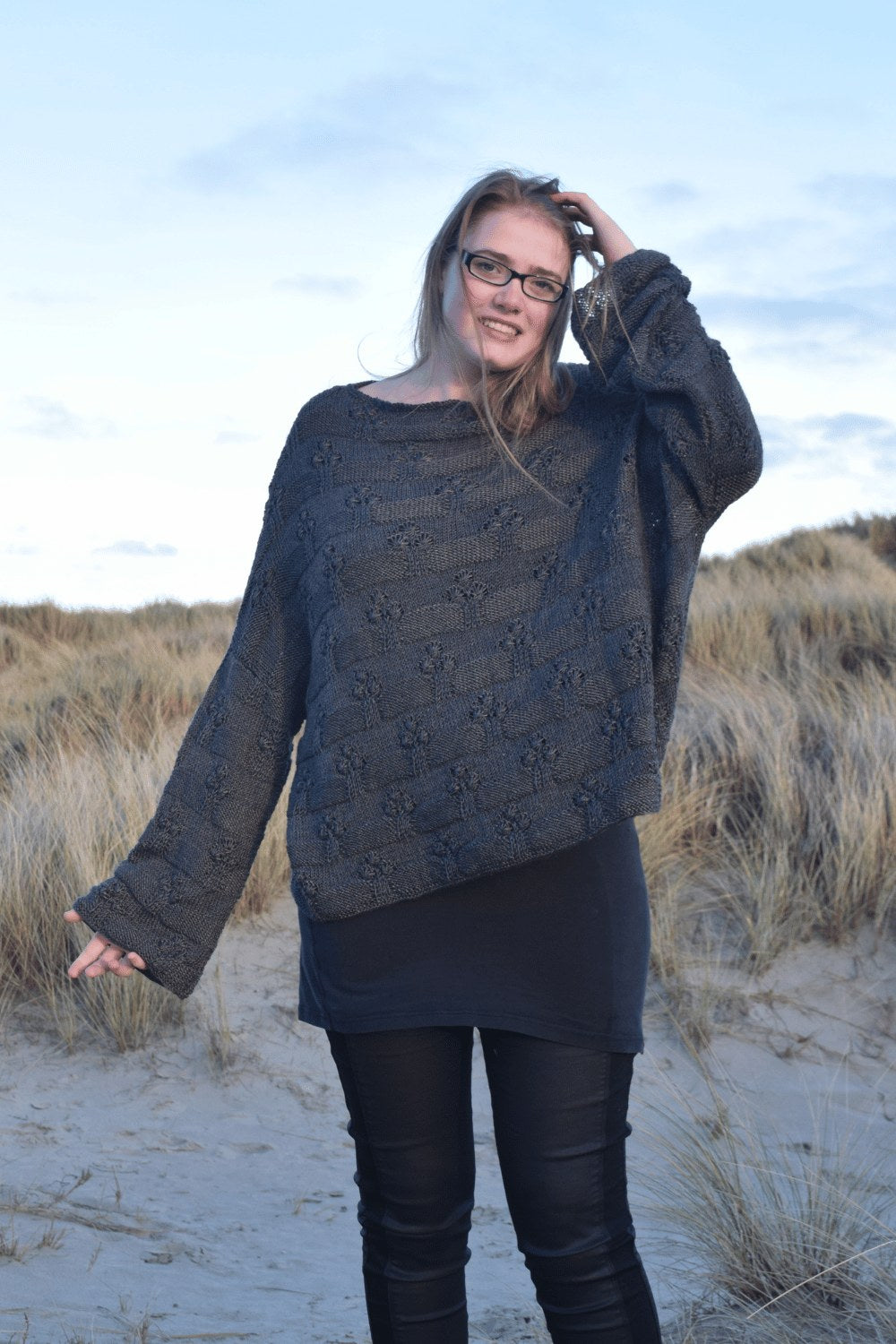 Pullover Bridget, Strickanleitung, klassisch von unten gestrickt, im Blumenmuster gestrickt
