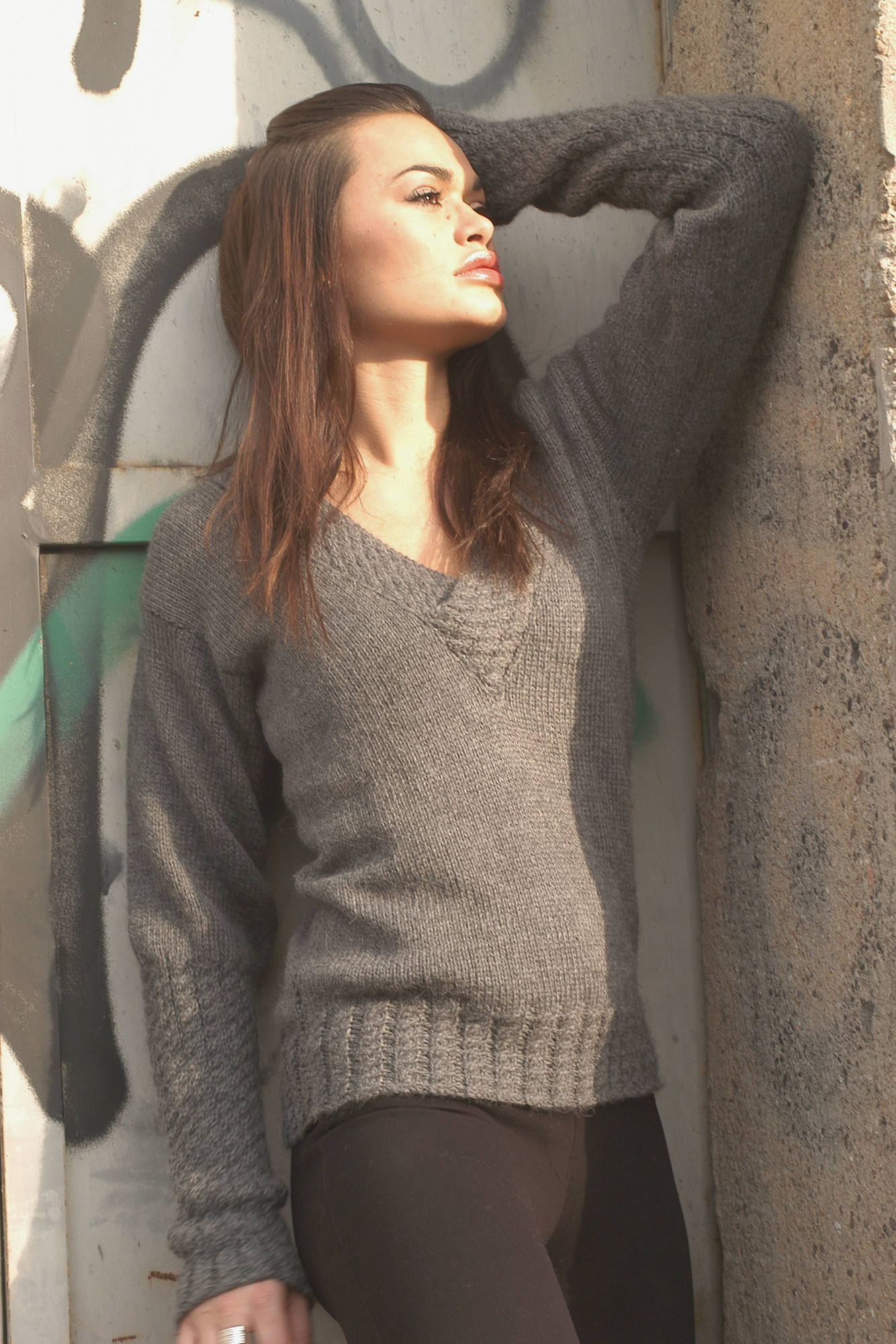 Pullover Fjella, Strickanleitung, V-Ausschnitt mit angestrickter Zopfblende, Garn: Bremont Sara de Luxe