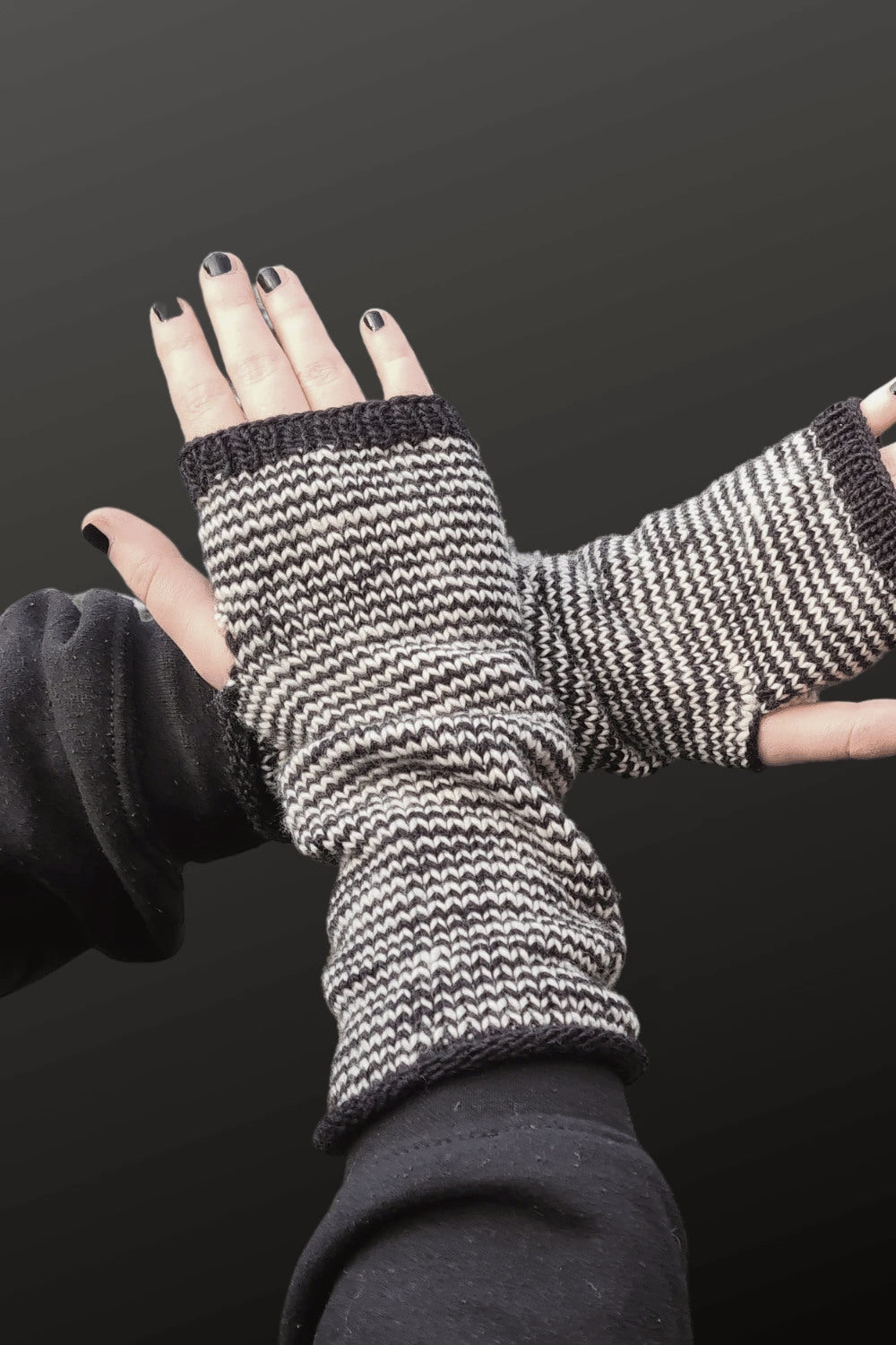 Pulswärmer Willow, Strickmodell in einer weiteren Ansicht