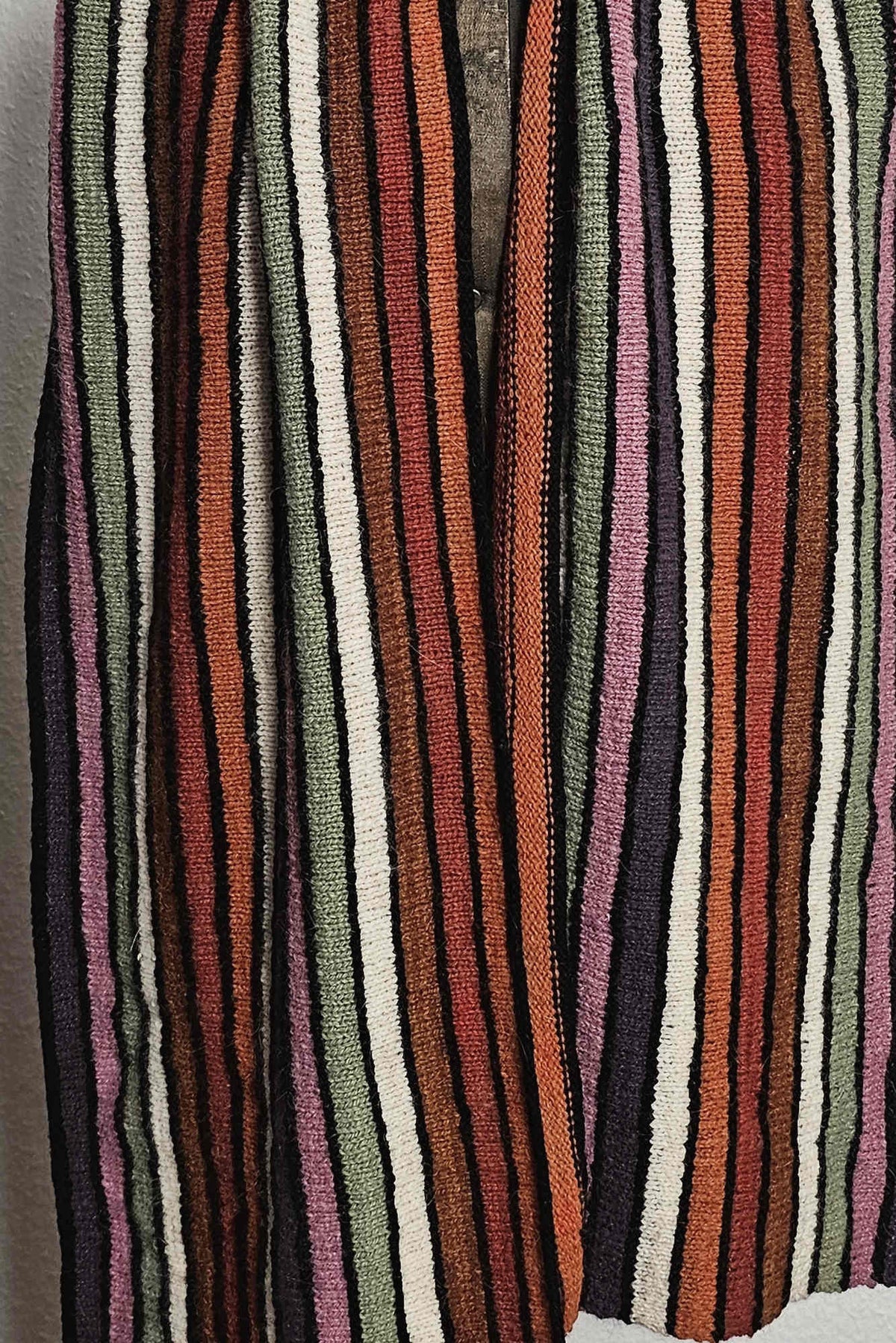 Schal Gilmore, Detail
