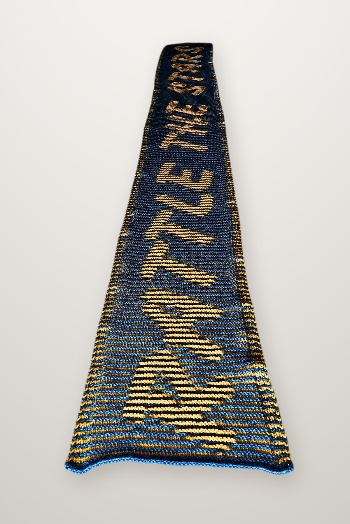 Schal Rattle The Stars - Schriftzug, Strickmodell in einer weiteren Ansicht