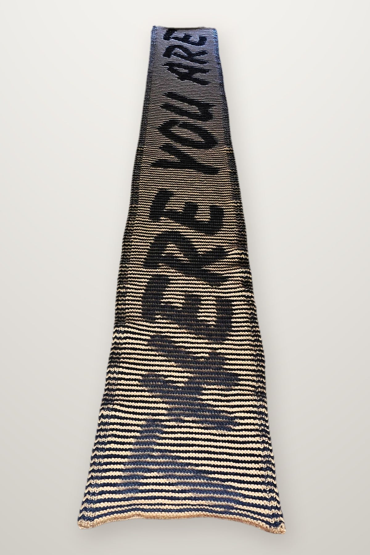 Schal There You Are - Schriftzug, Strickmodell in einer weiteren Ansicht