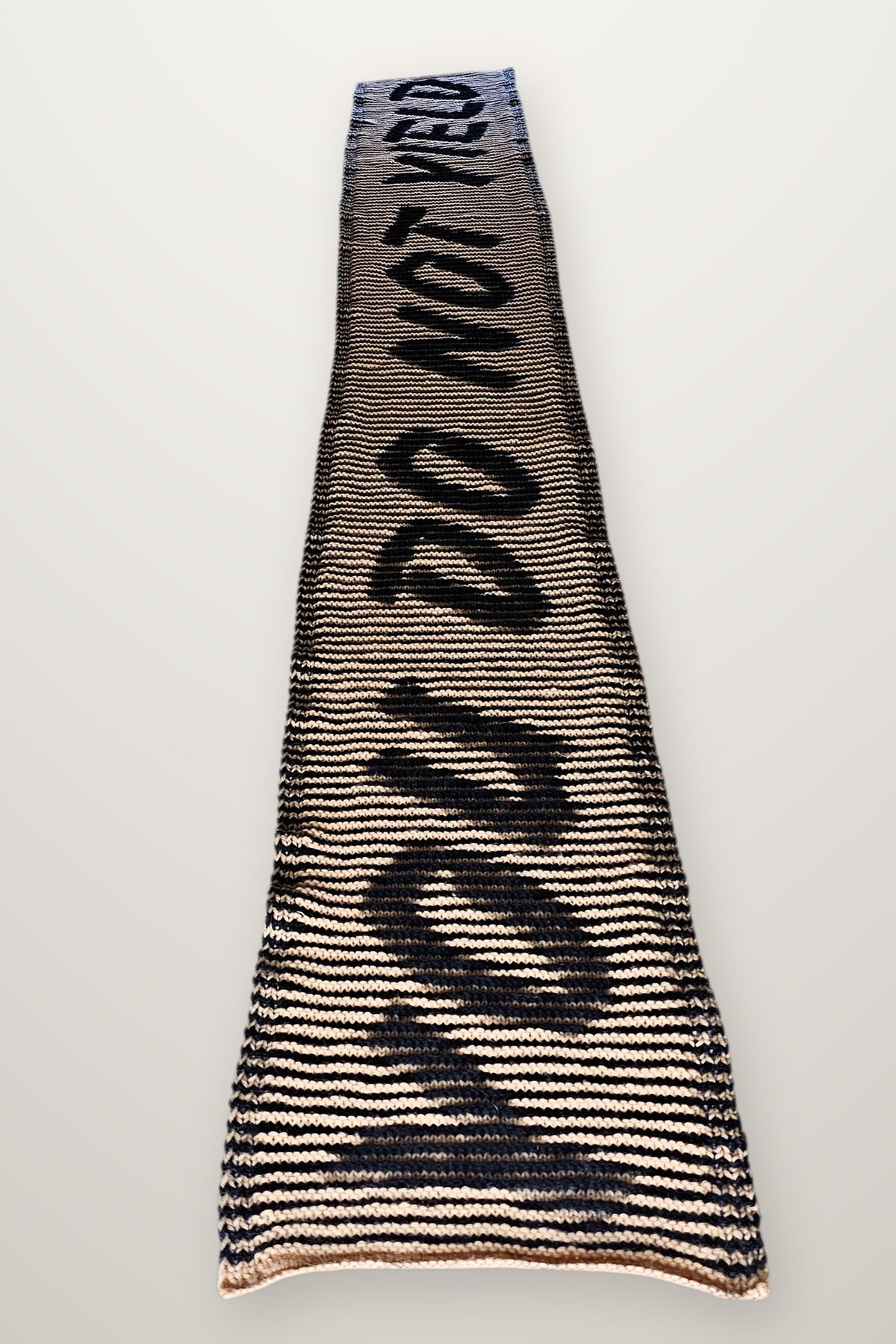 Schal You Do Not Yield - Schriftzug, Strickmodell in einer weiteren Ansicht