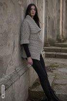 Strickset Jacke Ligeia: Strickanleitung und Wolle BC Garn Brisa, seitwärts gestrickte Jacke mit Zöpfen