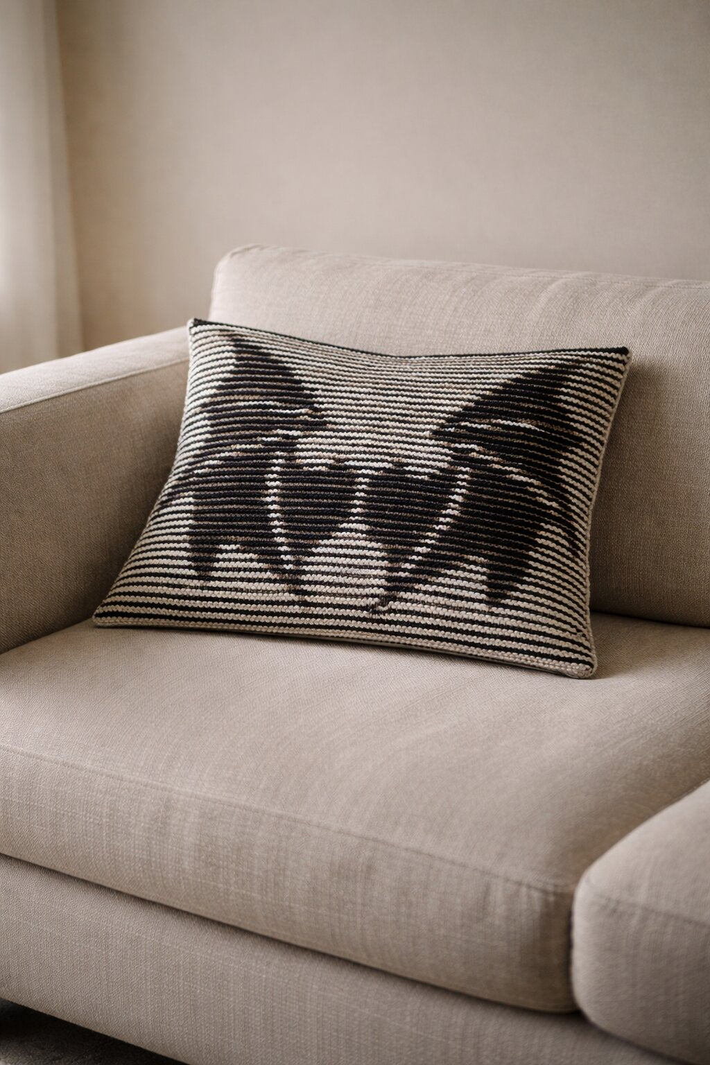 Strickset Kissen Obsidian Wings: Strickanleitung und Wolle Kremke The Merry Merino 140, Schattenstrick-Kissen