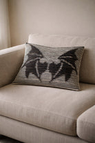 Strickset Kissen Obsidian Wings: Strickanleitung und Wolle Kremke The Merry Merino 140, Schattenstrick-Kissen